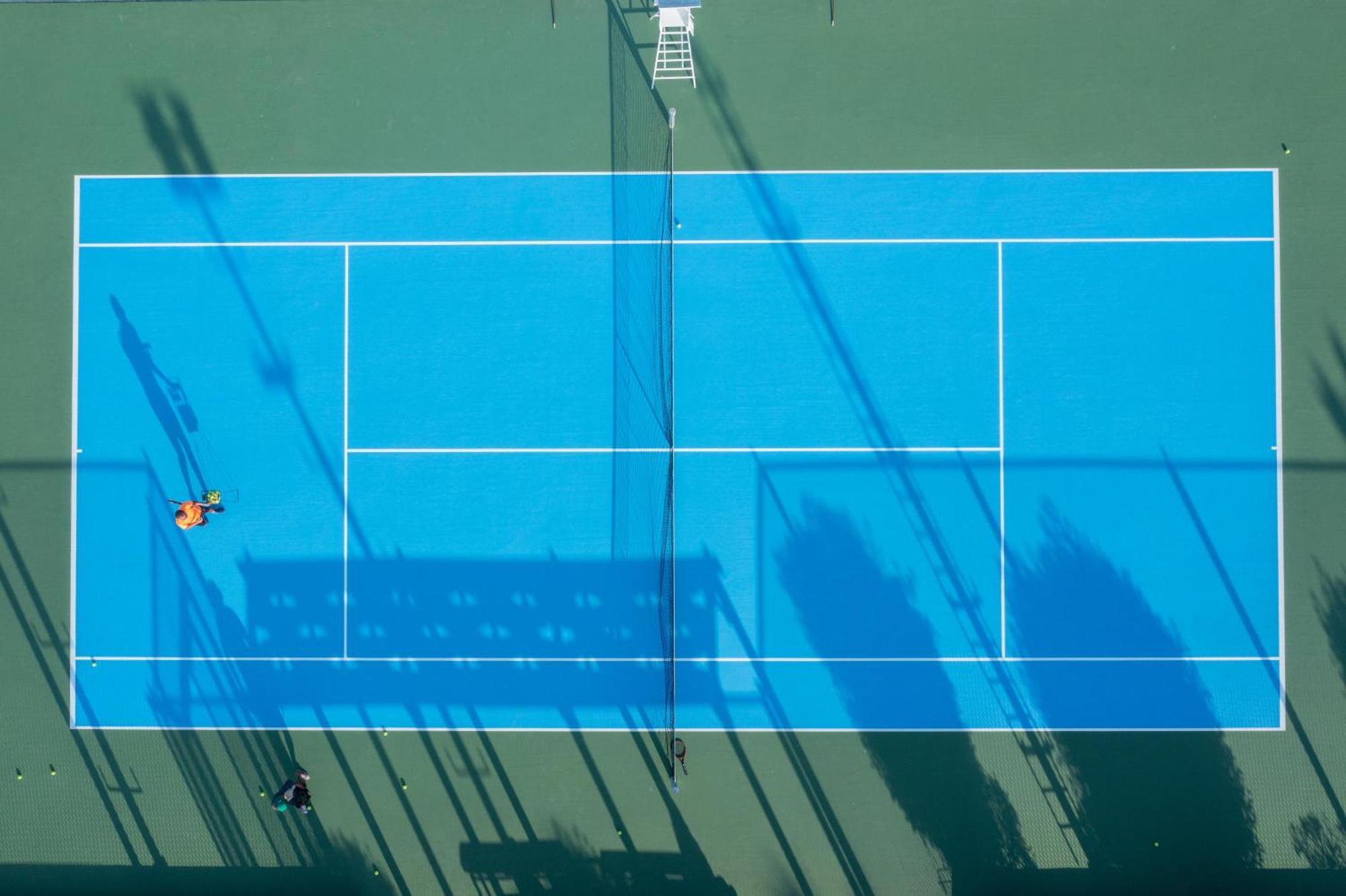 살랄라 로타나 리조트 외부 사진 A ball boy on the baseline of a tennis court