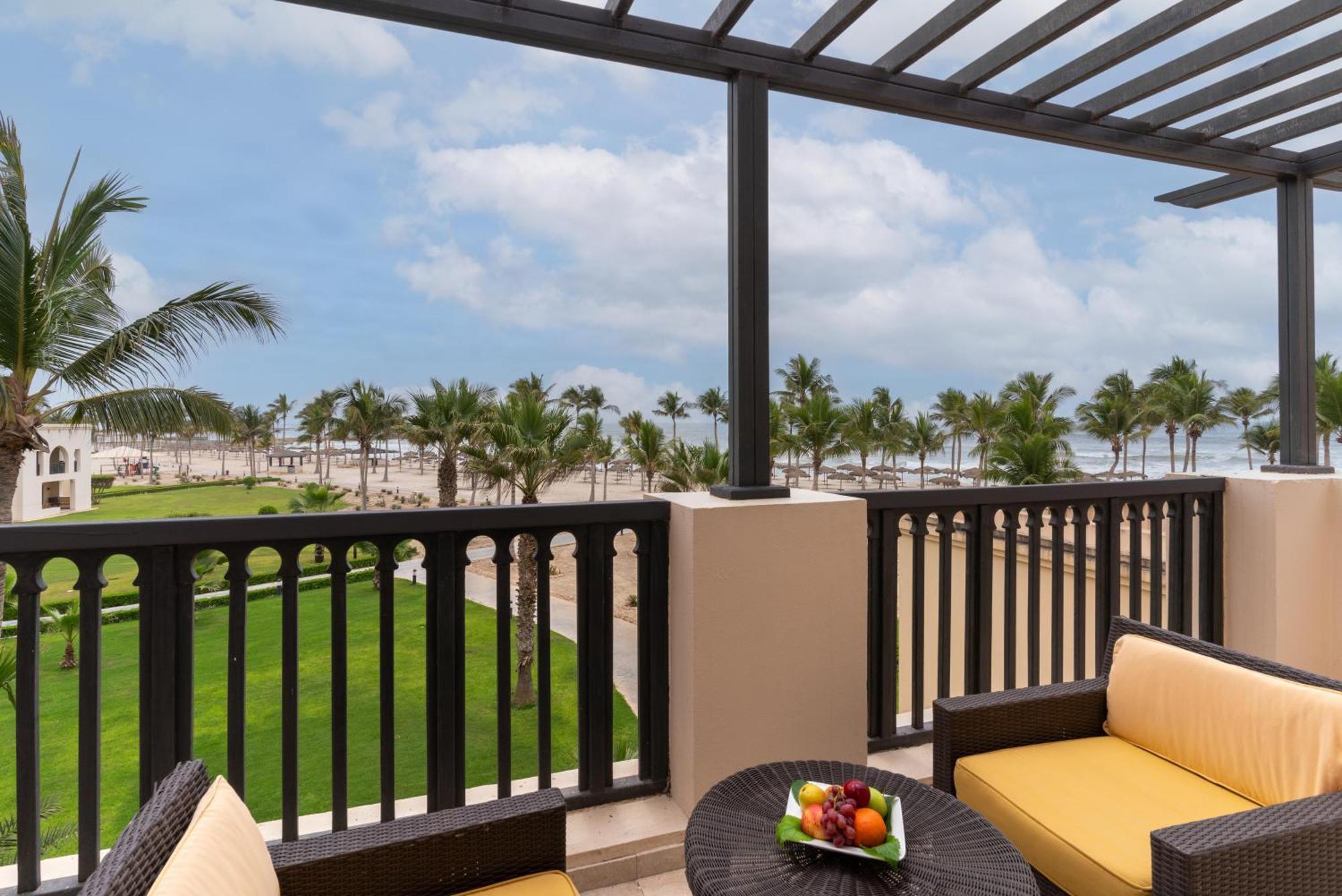 살랄라 로타나 리조트 외부 사진 A view from the balcony of a suite at the Jumeirah Beach Hotel
