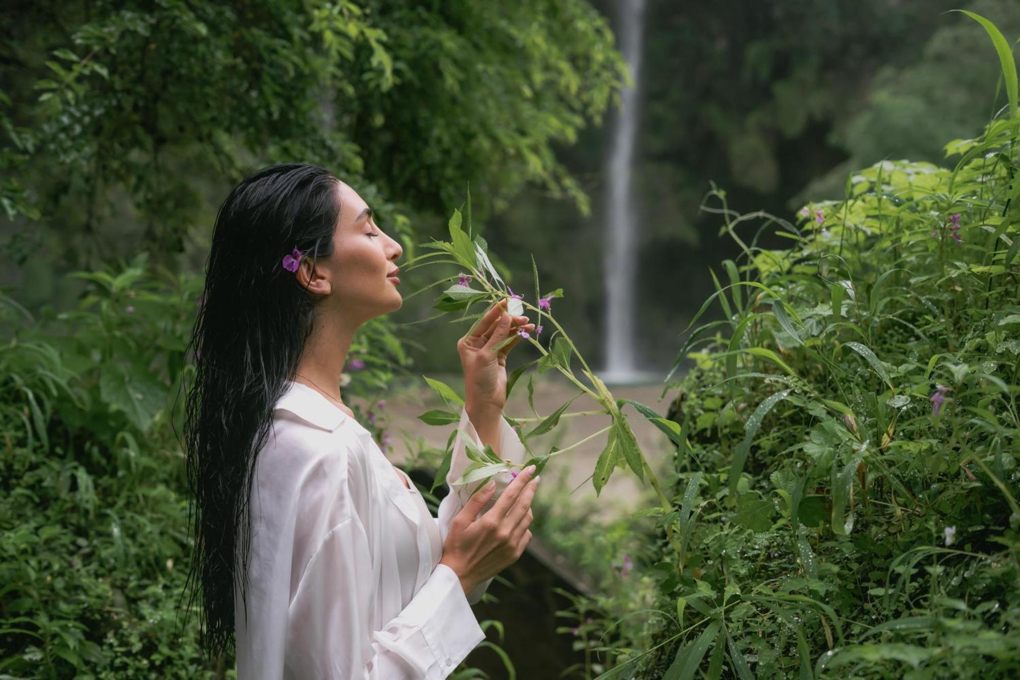 살랄라 로타나 리조트 외부 사진 A woman smelling flowers